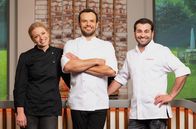 Familien-Kochduell – Kulinarisches Trio: Fernsehköchin Zora Klipp (li.) und Sternekoch Ali Güngörmüs (re.) bilden die Jury zum neuen TV-Format "Familien-Kochduell", das Steffen Henssler (Mitte) moderiert. Eine Woche lang treten zwei Familien in den Wettstreit um das schmackhaftere Essen.