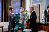 Sturm der Liebe – ARD STURM DER LIEBE FOLGE 4661 Uhr im ERSTEN. Frida (Hannah Werner l.) ermahnt ihren Vater Yannik (Jo Weil m.), vor Erik (Sven Waasner r.) nicht zu tief ins Glas zu schauen.