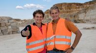 Checker Julian – (L-R): Checker Julian mit Sven Kersten im Steinbruch: Sven weiß, wie Steine abgebaut werden - zum Beispiel mit Sprengstoff.