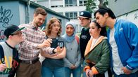 Almania – Stimpel (Phil Laude) plant einen Tanzkurs und zeigt Robert (Tim Alberti), Annika (Mathilda Smidt), Dilara (Jansel Dogan), Trip (Vincent Hahnen) , Kira (Derya Dilber) und Osman (Mido Kotaini) stolz die Bilder von ihm selbst und seiner Freundin beim Abschlussball