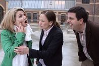 Pastewka – Fahrradunfall: Annette Frier (Annette Freier, l.) ist gestürzt, Freundin Anne (Sonsee Neu, M.) eilt zur Hilfe. Bastian (Bastian Pastewka, r.) beschränkt sich lieber auf's Zugucken. Peinlich genug, dass er schuld am Sturz ist ...