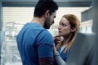 Transplant - Ein besonderer Notarzt – Transplant Staffel 1 Folge 13 Intimer Moment: Hamza Haq als Bashir Hamed, Laurence Leboeuf als Magalie Leblanc Copyright: SRF/2019 Sphere Media 2020 inc.