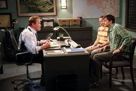 Two and a Half Men – Nach alldem was geschehen ist, suchen Alan (Jon Cryer, M.) und Walden (Ashton Kutcher, r.) Lieutenant Wagner (Arnold Schwarzenegger, l.) auf, da sie mit der Rache von Charlie rechnen. Doch wird er ihnen helfen können?