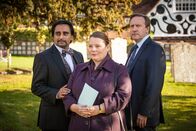 Inspector Barnaby – Armand Stone (Sanjeev Bhaskar, l.), Clara Trout (Joanna Scanlon, M.) und Barnaby (Neil Dudgeon, r.) stehen auf dem Friedhof.