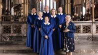 Father Brown – Mrs McCarthy (Sorcha Cusack) und der Kirchenchor nehmen an einem Gesangswettbewerb teil.