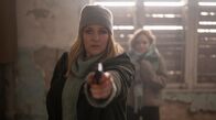 Im Netz der Gier – Anna Grawe (Tanja Wedhorn) verteidigt sich und ihre Tochter Larissa Grawe (Paula Hartmann)