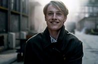 Der Passfälscher – Cioma (Louis Hofmann) lässt sich trotz widriger Umstände seinen Lebensmut nicht nehmen.