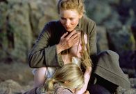 The Missing – Maggie Gilkeson (Cate Blanchett) und ihre beiden Töchter Lilly (Evan Rachel Wood) und Dot (Jenna Boyd) sind dankbar für den glücklichen Ausgang der Entführung.