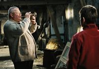 Krauses Fest – "Kannste das Ding spielen?", hat der 12-jährige Fabian (Enno Trebs) Polizist Krause (Horst Krause) gefragt. Und der beweist es ihm.