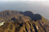 Leben mit Vulkanen – An den Hängen und in der Caldera des Aogashima haben sich Menschen angesiedelt.