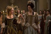 Versailles – Palatine (Jessica Clark, l.); Phillipp von Orléans (Alexander Vlahos, r.)