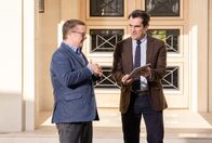 Modern Family – Nathan Lane (Pepper Saltzman), Ty Burrell (Phil Dunphy).