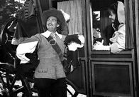 Die eiserne Maske – D'Artagnan (Jean Marais) will von der schönen Isabelle (Claudine Auger) wissen, wo sich der Mann mit der eisernen Maske befindet.