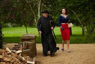 Father Brown – Bunty (Emer Kenny) und Father Brown (Mark Williams) sind schockiert, als sie von dem Tod der Autorin erfahren. Sie wollen mehr über den Tatort und den Mord erfahren.