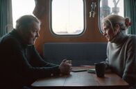 Fatal Crossing - Der Fall Lisbeth und Lulu – Damtoft (Hans Henrik Clemensen) wird von Nora (Marie Sandø Jondal) zu seiner Vergangenheit und seiner Verbindung zu den vermissten Mädchen befragt.