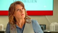 Rote Rosen – Lou (Eva-Maria Grein von Friedl) gibt ein Interview, in dem sie sich souverän als neue Chefin der EmKa präsentiert. Doch ihre Mutter gibt keine Ruhe sie zu entthronen.