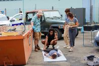 Deadly Tropics – Gaëlle (Béatrice de la Boulaye, r.), Mélissa (Sonia Rolland, 2.v.r.) und Valentin (Philippe Dorian, l.) eilen zum Tatort, um ihrem Kollegen Aurélien (Julien Béramis, 2.v.l.) unterstützend beizustehen. Gemeinsam untersuchen sie die Leiche eingehend.