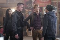 MacGyver – Riley Davis (Tristin Mays, l.), Jack Dalton (George Eads, 2.v.l.), Angus MacGyver (Lucas Till, 2.v.r.).