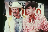 Bezaubernde Jeannie – Larry Hagman (Anthony "Tony" Nelson, li.), Bill Daily (Roger Healey).