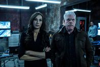 The Capture – The Capture Staffel 1 Folge 8 Manipulieren die Wirklichkeit zu ihren Gunsten: Framke Janssen als Jessica Mallory, Ron Perlman als Frank Napier