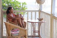 Death in Paradise – Camille (Sara Martins) grübelt nicht nur über den Fall, sondern auch über ihre Zukunft nach.