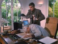 Columbo – Mit akribischer Sorgfalt begeht Wade Anders (George Hamilton, l.) den Mord an seinem Erpresser Budd Clarke (Peter Haskell).