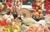 Märkte - Im Bauch von … – Im Mercado da Ribeira in Lissabon finden die Kunden Produkte aus der Region.
