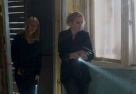 Homeland – Nachdem ein Drohvideo des IS veröffentlicht wurde, indem Quinn zu sehen ist, machen sich Carrie (Claire Danes, l.) und Astrid (Nina Hoss, r.) auf, um ihn zu finden. Doch kommen sie rechtzeitig?