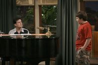Two and a Half Men – (v.li.) Charlie Sheen (Charlie), Angus T. Jones (Jake).