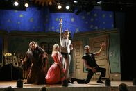 It's Always Sunny in Philadelphia – Auch, wenn Frank (Danny DeVito, l.), Dee (Kaitlin Olson, 2.v.l.), Dennis (Glenn Howerton , 2.v.r.) und Mac (Rob McElhenney, r.) von dem Musical nicht wirklich begeistert sind, würden sie Charlie nie im Stich lassen ...