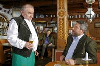 Die Rosenheim-Cops – Kommissar Stadler (Dieter Fischer, r.) hält Dorfwirt Lohner (Sigi Zimmerschied, l.) für durchaus tatverdächtig.