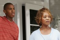 Desperate Housewives – Was hat es mit Betty (Alfre Woodard, r.) und Matthew Applewhite (Mehcad Brooks, l.) auf sich, dass sie keinen ins Haus lassen wollen?