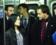 Elementary – Der Meisterdetektiv Sherlock Holmes (Jonny Lee Miller, r.) hatte New York eigentlich nur für einen Aufenthalt in einer Entzugsklinik besucht, hat sich dann jedoch dazu entschlossen, vor Ort zu bleiben. Dr. Joan Watson (Lucy Liu, l.), früher Chirurgin, begleitet ihn auf Schritt und Tritt, um sicherzustellen, dass er nicht wieder rückfällig wird ...