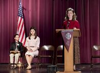 Young Sheldon – (v.li.) Iain Armitage (Sheldon Cooper), Isabella Coben (Nell Cavanaugh), Valerie Mahaffey (Ms. Macelroy).