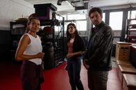 SOKO Stuttgart – Nachdem eines der Mitglieder ihres Boxclubs getötet aufgefunden wird, muss sich die Clubinhaberin Ulli Geiger (Ulrike Folkerts, l.) den Fragen der Kriminalkommissare Lea Gomez (Jasmin Gassmann, M.) und Jo Stoll (Peter Ketnath) stellen. Zumal sich herausstellt, dass sie den jungen Mann einen Tag zuvor aus dem Club geworfen hat.