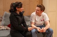 Sturm der Liebe – Lale (Yeliz Simsek, l., mit Lukas Leibe, r.) legt ein gutes Wort für Theos Vater ein.; ARD STURM DER LIEBE FOLGE 4312 Uhr im ERSTEN. Lale (Yeliz Simsek, l., mit Lukas Leibe, r.) legt ein gutes Wort für Theos Vater ein.