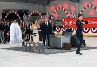 How I Met Your Mother – Mit Hilfe von Ted (Josh Radnor, l.) und Lily (Alyson Hannigan, 2.v.l.) hat sich Barney (Neil Patrick Harris, 2.v.r.) etwas ganz Besonderes für Robin (Cobie Smulders, M.) einfallen lassen ...
