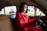 No Sudden Move – No Sudden Move Gerät unerwartet in Bedrängnis: Julia Fox als Vanessa Capelli Copyright: SRF/Warner Bros. Ent.