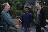 Community – Der Gärtner Joshua (Matt Walsh, l.) erklärt Jeff (Joel McHale, r.) und Troy (Donald Glover, M.) seine "Philosophie des richtigen Springens" ...