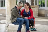 Silent Witness – Die Pflegebewohner Kevin (Toby Friedman) und Serena (Rosie Jones) sind ineinander verliebt.