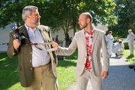Die Rosenheim-Cops – Heimlich recherchiert Fotograf Toni Kretschmer (Pero Radicic, r.), wer seinen Kollegen umgebracht hat, was Stadler (Dieter Fischer, l.) höchst verdächtig vorkommt.