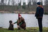 Tinkas Weihnachtsabenteuer – Tinka (Josephine Chavarria Højbjerg) und Lasse (Albert Rosin Harson) am See.