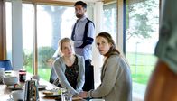 Das Programm – Alle oder keiner heißt es beim Zeugenschutzprogramm: Vater Simon Dreher (Benjamin Sadler), Mutter Rieke (Stephanie Japp, re.) und Tochter Lona (Paula Kalenberg) müssen ihr bisheriges Leben hinter sich lassen.