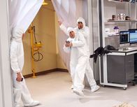The Big Bang Theory – Müssen sich in einem sterilem Labor mit einem Vogel auseinandersetzen: Raj (Kunal Nayyar, r.), Howard (Simon Helberg, M.) und Leonard (Johnny Galecki, l.) ...
