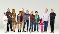 Modern Family – 5. Staffel (v.l.): Manny Delgado (Rico Rodriguez), Jay Pritchett (Ed O'Neill), Gloria Delgado-Pritchett (Sofía Vergara), Haley Dunphy (Sarah Hyland), Phil Dunphy (Ty Burrell), Claire Dunphy (Julie Bowen), Alex Dunphy (Ariel Winter), Luke Dunphy (Nolan Gould), Lily Tucker-Pritchett (Aubrey Anderson-Emmons), Cameron Tucker (Eric Stonestreet), Mitchell Pritchett (Jesse Tyler Ferguson)