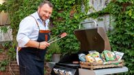 Die Tricks der Lebensmittelindustrie – Die Tricks der Lebensmittelindustrie sind so vielfältig wie das Sortiment im Supermarkt - und Brancheninsider Sebastian Lege kennt sie alle. Was steckt im Veggieburger, was haben Erdnussflips mit Plastikspielzeug gemeinsam, und was bedeutet High-Protein?