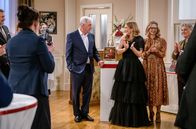 Sturm der Liebe – v.l.), Yvonne (Tanja Lanäus, M.) und Hildegard (Antje Hagen, r. mit Komparsen).