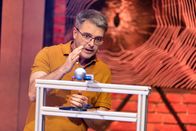 1, 2 oder 3 – Biochemiker Prof. Dr. Thomas Scheibel bringt ein Experiment mit, um zu zeigen, dass Spinnenseide ein ganz besonderes Material ist.