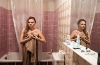 Tatort – Von ihrem Mann wurde sie geschlagen: Ella Jung (Ricarda Seifried) lebt jetzt auf der Straße - und hat bei einem Fremden Unterschlupf gefunden. Hier darf sie duschen, weiß aber nicht, ob sie sich sicher fühlen kann.