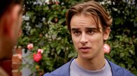 Rote Rosen – Till (Francesco Oscar Schramm, r.) schwänzt die Schule, weil er wieder gemobbt wird. Arthur (Vivian Frey, l.) löst das Problem pragmatisch und gibt Tills Klassenkameraden Geld.
